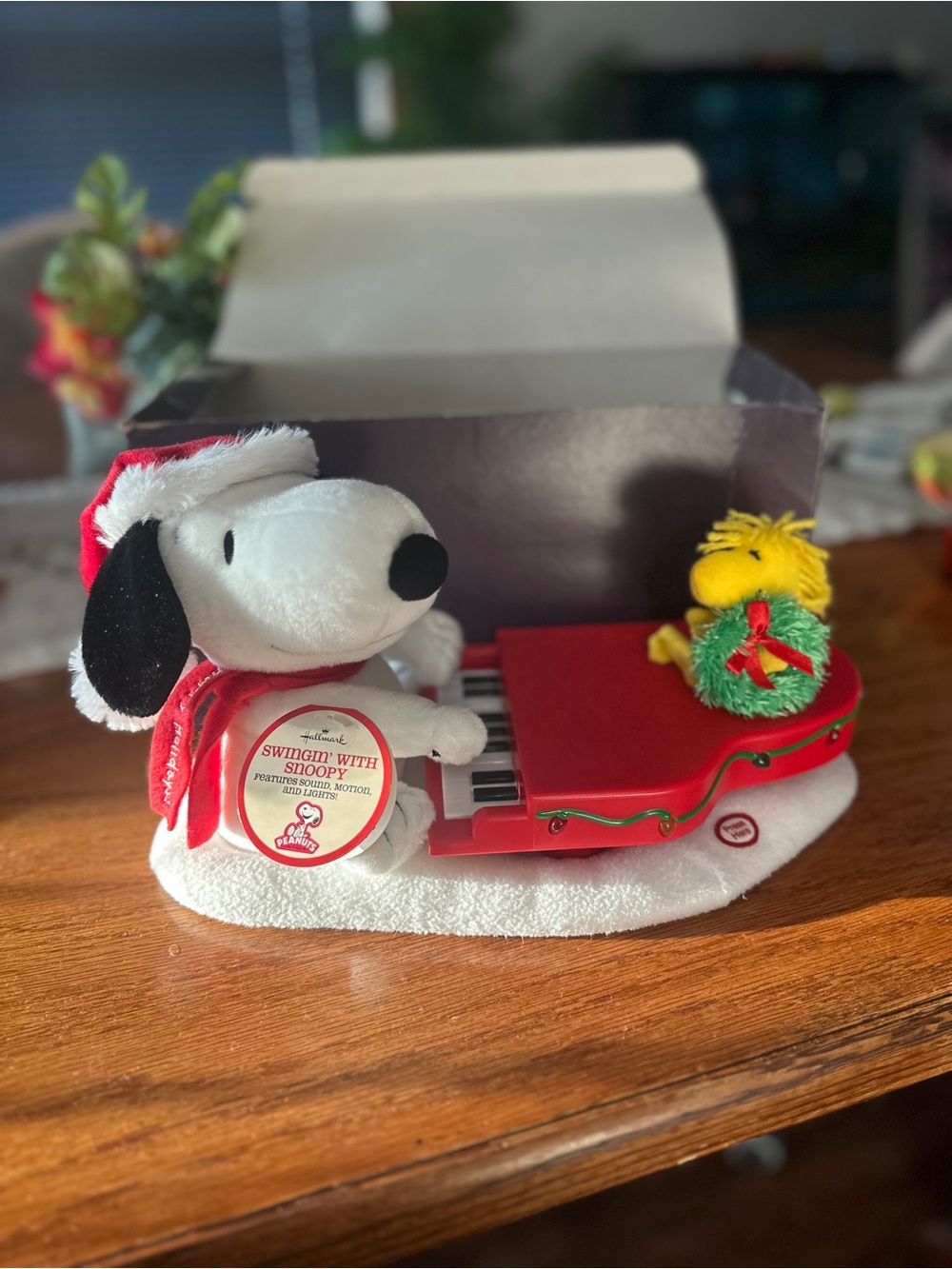 NWT 2009 Hallmark "Swingin' With Snoopy" Singing Snoopy Holiday Piano Decor
